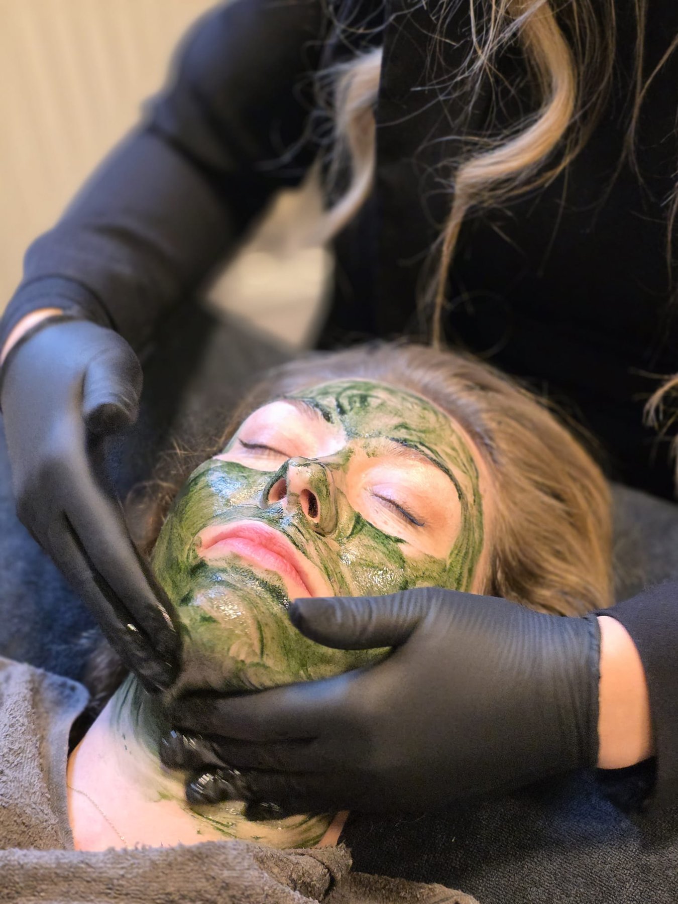 dermelix-hero-behandeling De Dermelix algenpeeling wordt met de hand ingemasseerd